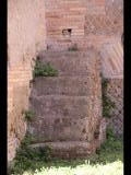 03587 ostia - region i - regio i - insula iv - botteghe (i,iv,1) (opus mixtum) - via dei balconi - 3. laden  - treppe in der li ecke - 09-2022.jpg